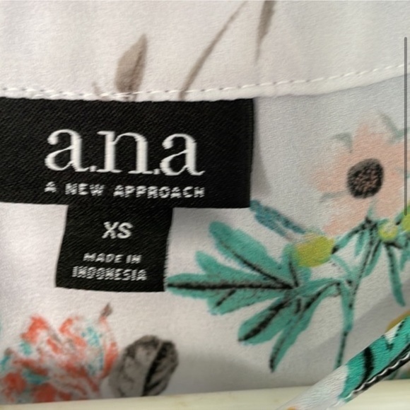 Ana XS Floral Laced VNeck Top​ - Picture 4 of 7